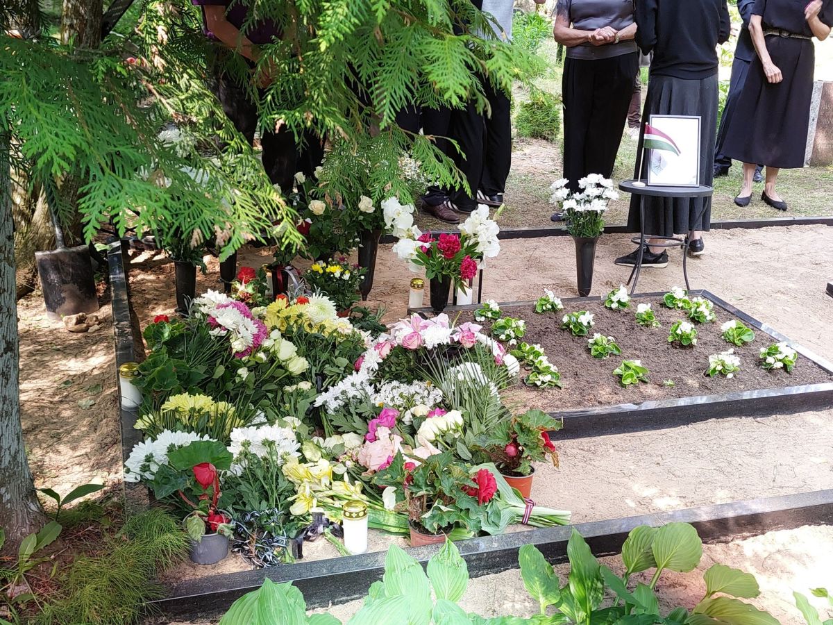 Zemes klēpī guldīta Lūcija Ķuzāne