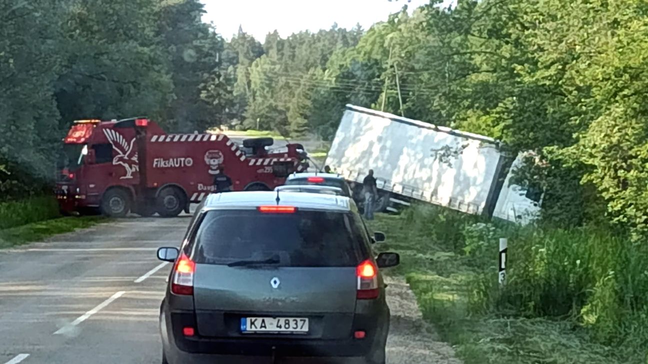 Aknīstes pagastā kravas auto nobrauc no ceļa