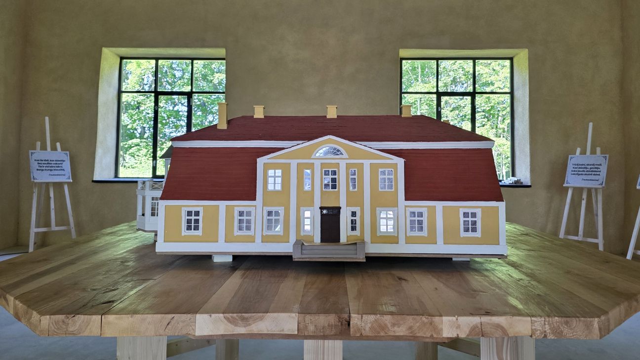 Izveidots pirms 100 gadiem nodegušās Asares muižas makets