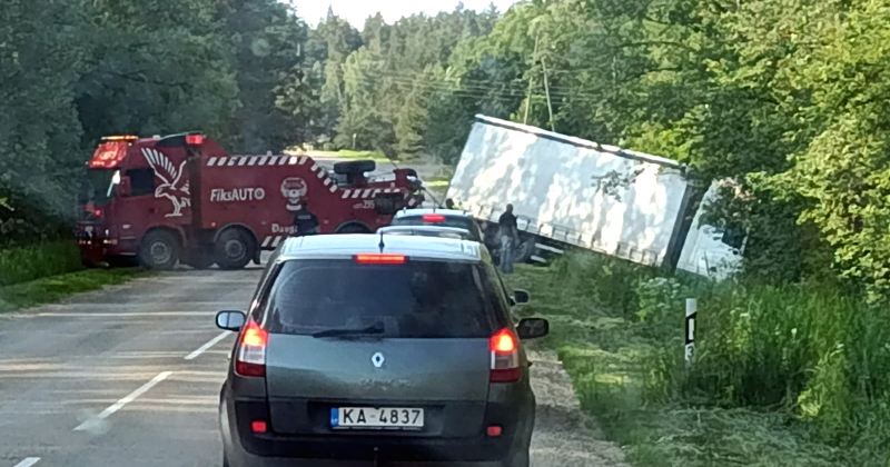 Aknīstes pagastā kravas auto nobrauc no ceļa