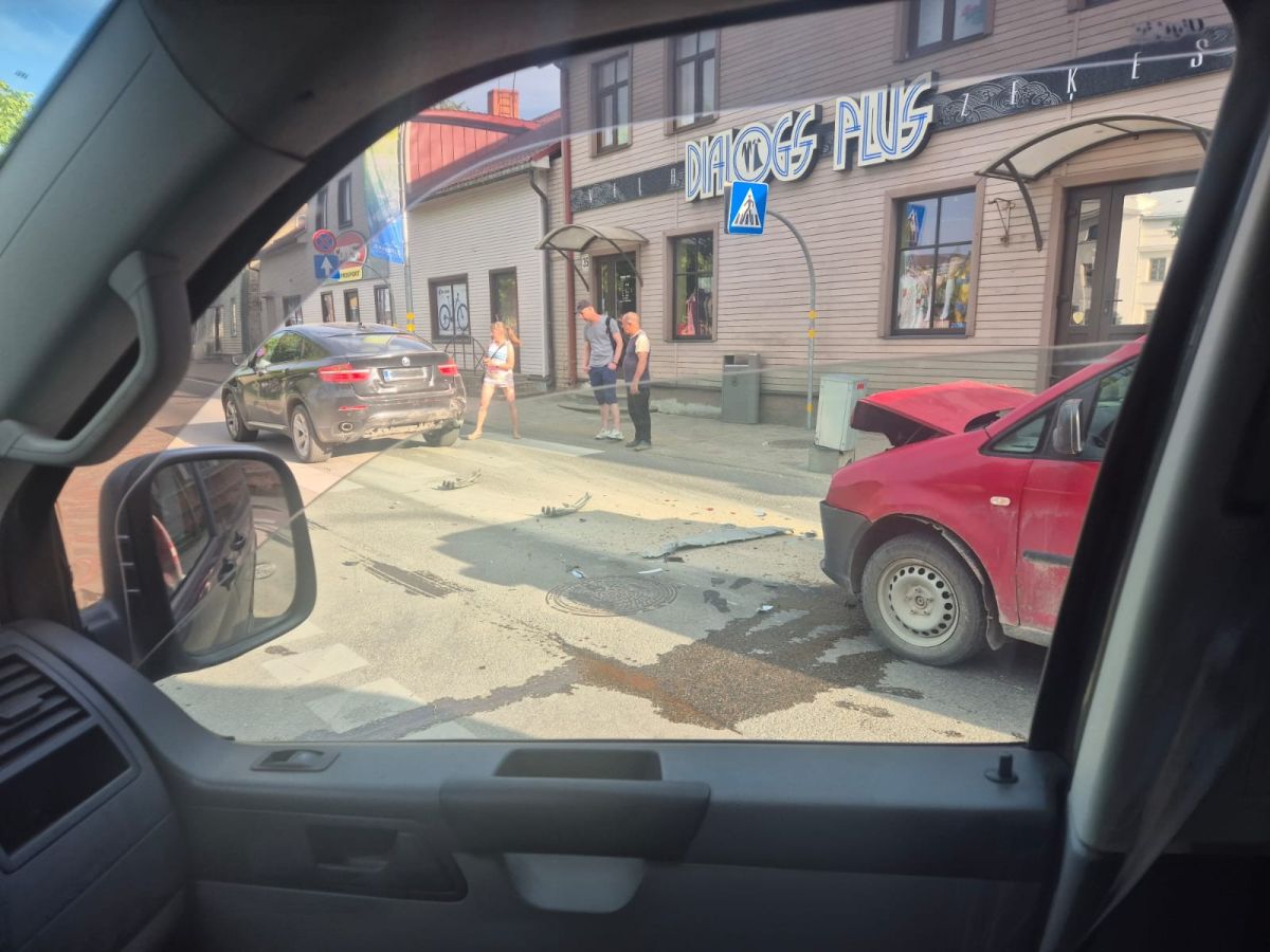 Pasta ielā “Volkswagen” ietriecas “BMW” 