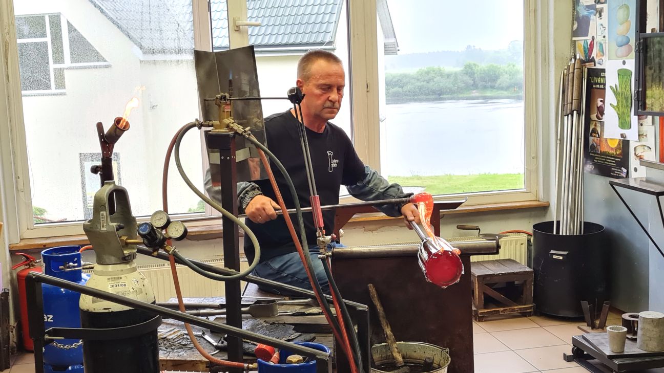 Līvānos jauniešu idejas pārtop skaistos stikla traukos