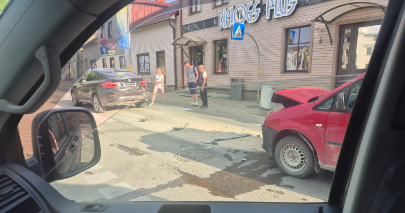 Pasta ielā &ldquo;Volkswagen&rdquo; ietriecas &ldquo;BMW&rdquo; 