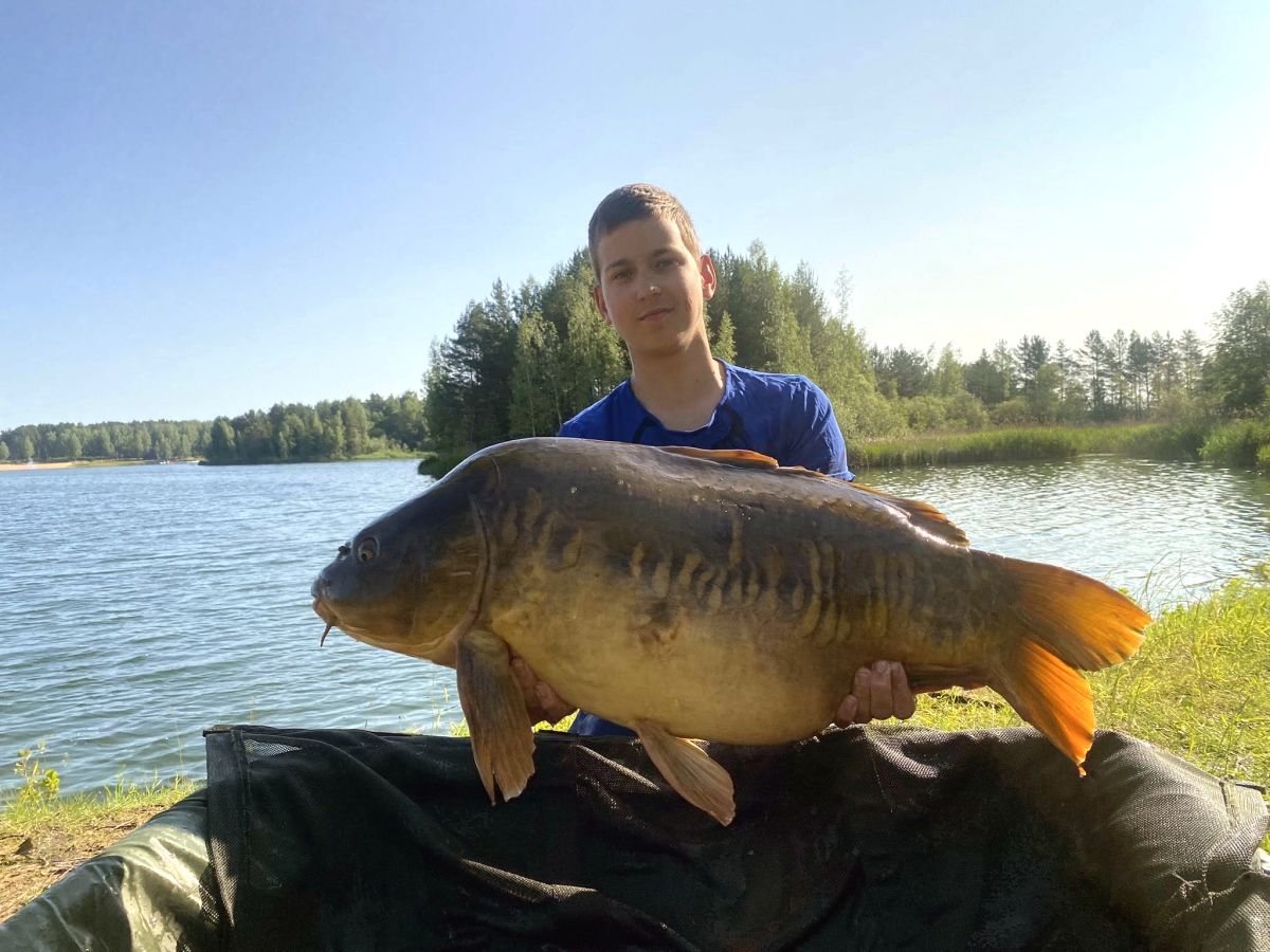 Jaunietis Radžu ūdenskrātuvē noķer 16,6 kilogramus smagu karpu