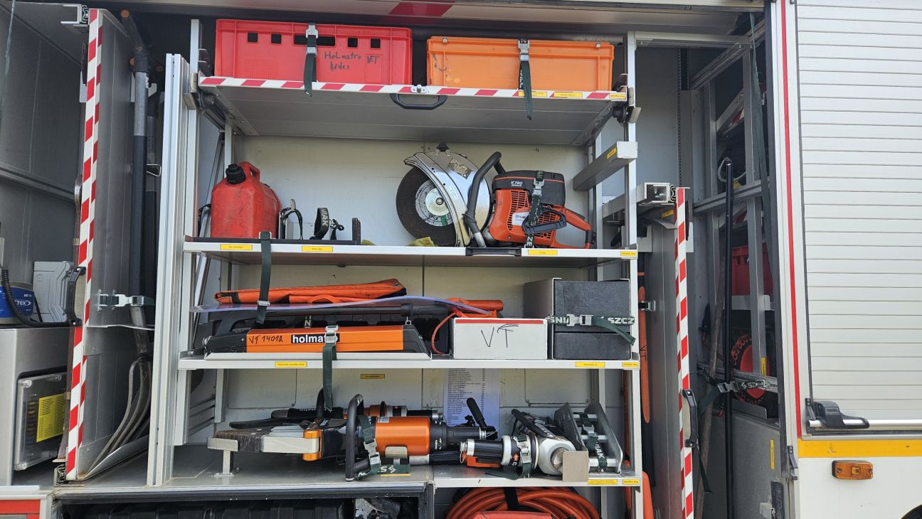 Traģisks negadījums Sērenē – BMW avārijā iesprostoti divi cilvēki