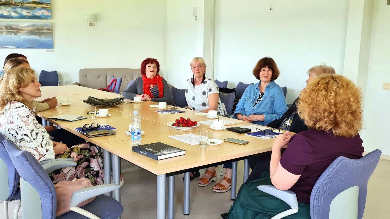 Taps pirmā grāmata par Līvānu stikla fabriku