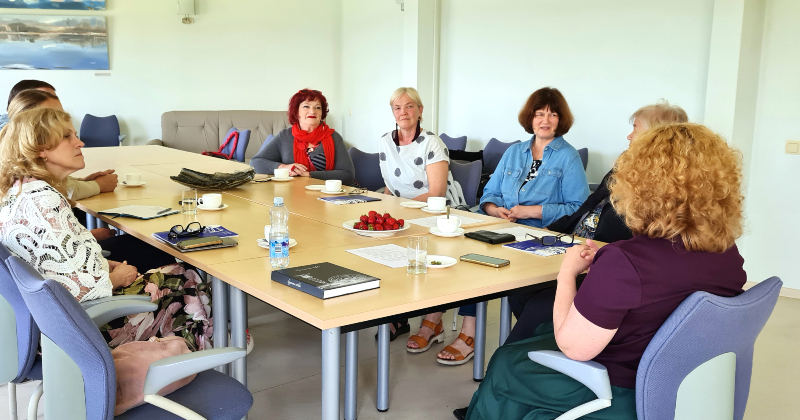 Taps pirmā grāmata par Līvānu stikla fabriku