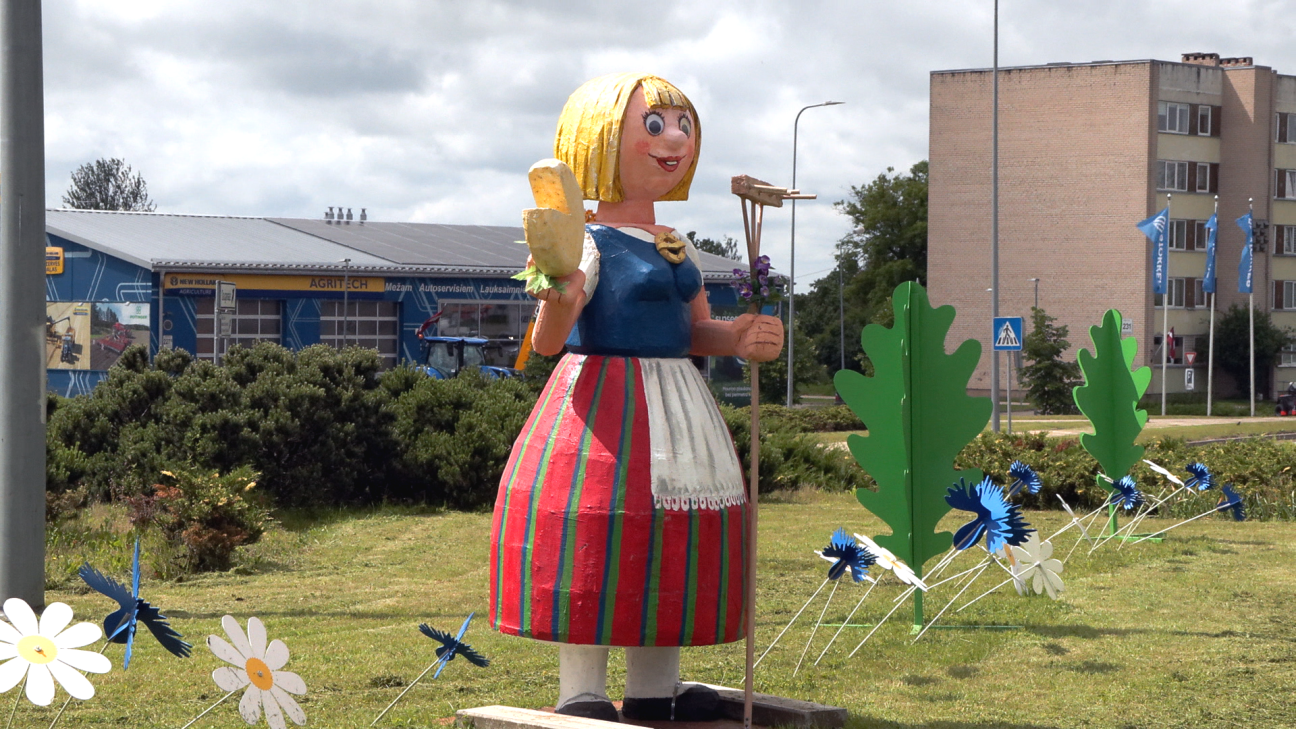 Jēkabpilī Jāņu rotājumi kā no bērnības pasaku grāmatas