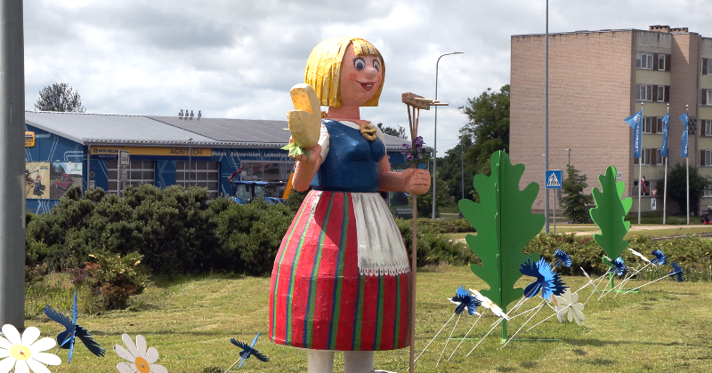 Jēkabpilī Jāņu rotājumi kā no bērnības pasaku grāmatas