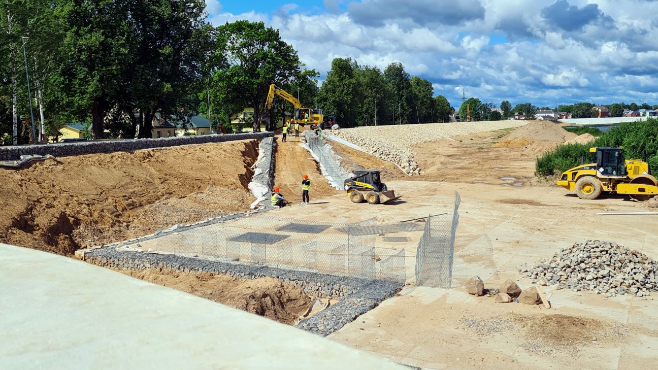 Biežās lietavas apgrūtina Daugavas aizsargdambja remontu