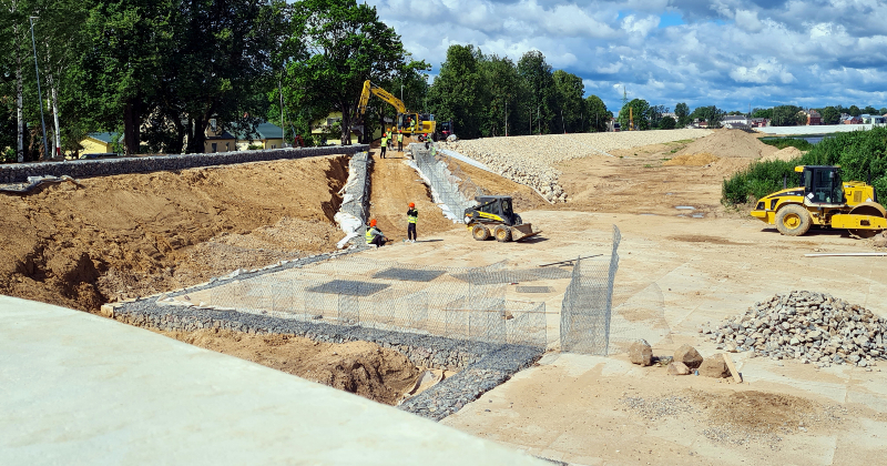 Biežās lietavas apgrūtina Daugavas aizsargdambja remontu