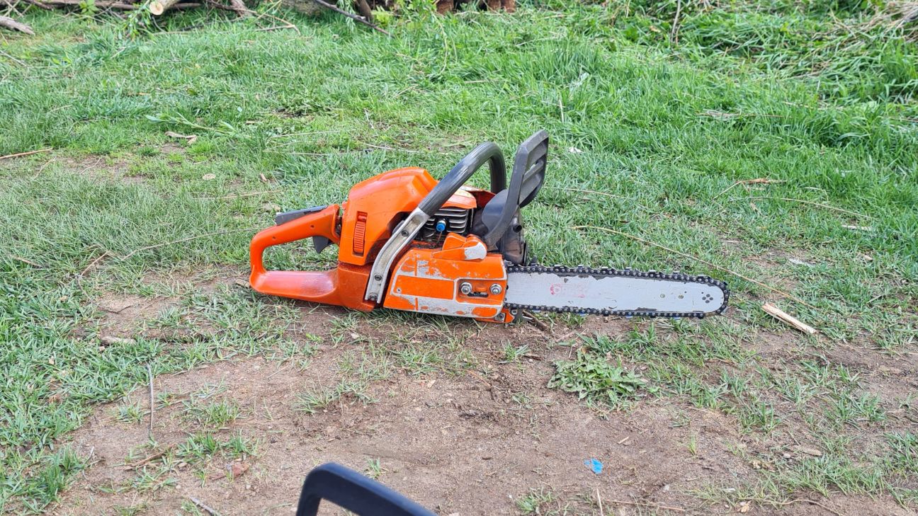 Lāčplēša ielā bīstama koka dēļ evakuējas divi cilvēki 