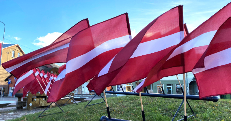 Skolu jaunatnes dziesmu un deju svētku laikā aicina izkārt valsts karogus