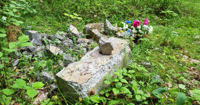 Tauta ziņo: Klāvānu silā iznīcināts piemineklis