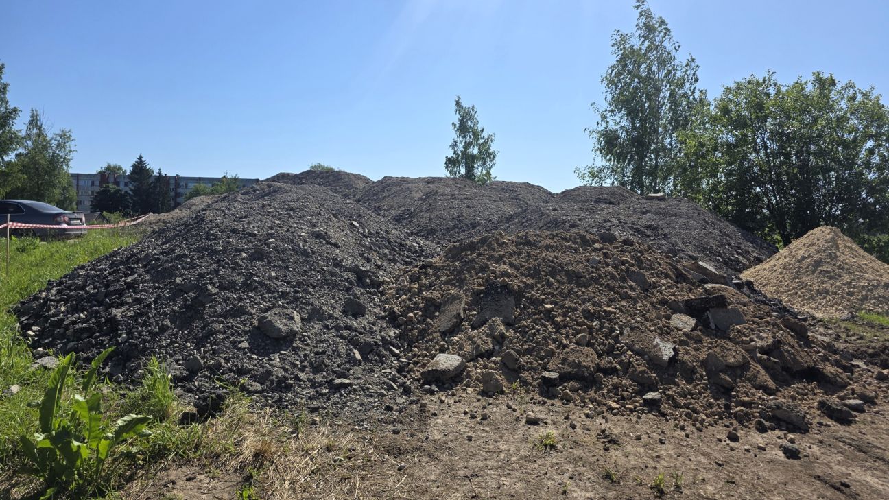 Tauta ziņo: Nameja ielā būvē neparastu “slēpošanas kalnu” 