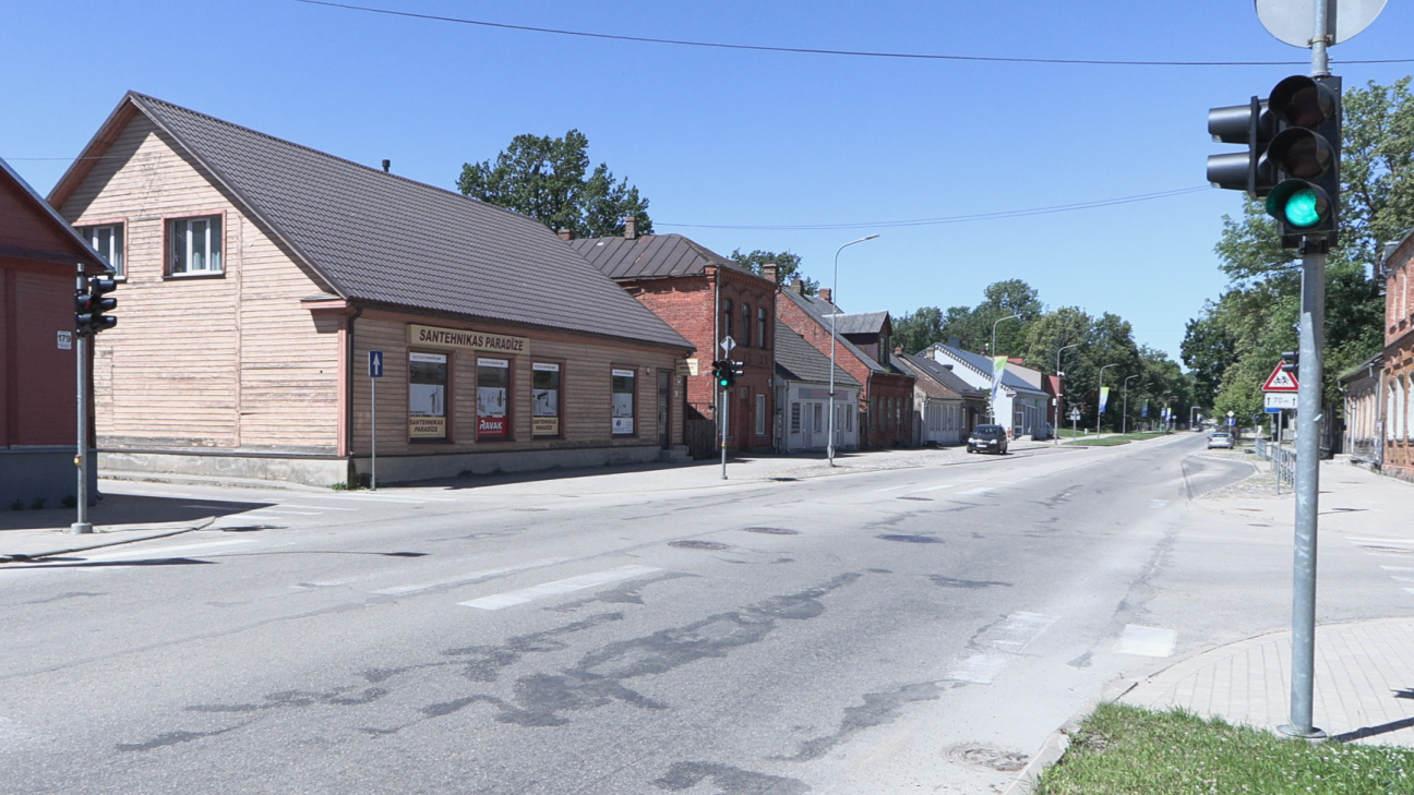 Jēkabpilī cilvēki ielas šķērso, paļaujoties uz atmiņu