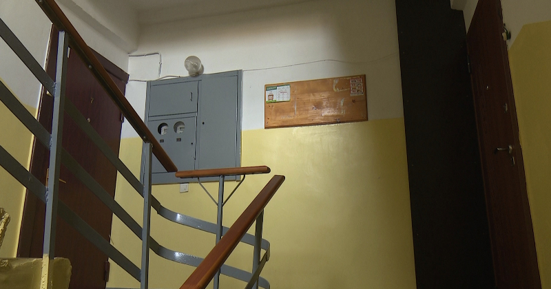 Līvānos daudzdzīvokļu mājā aizdegās elektrosadales skapis 