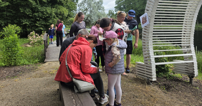 Zasas muižas parkā norisinājās aizraujo&scaron;a ģimeņu orientē&scaron;anās spēle 