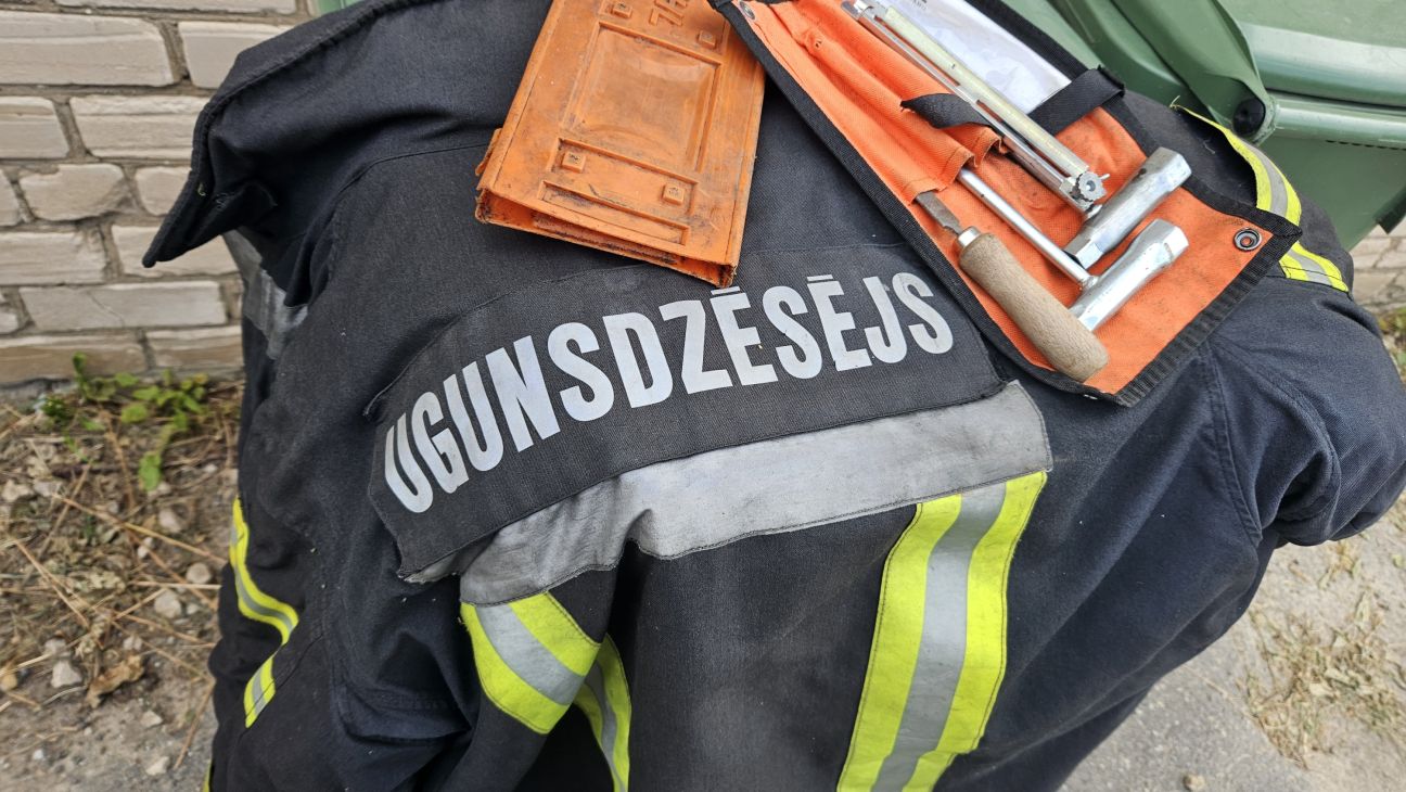 Glābēji Aizkrauklē pēdējā brīdī aptur auto no ieslīdēšanas Daugavā 