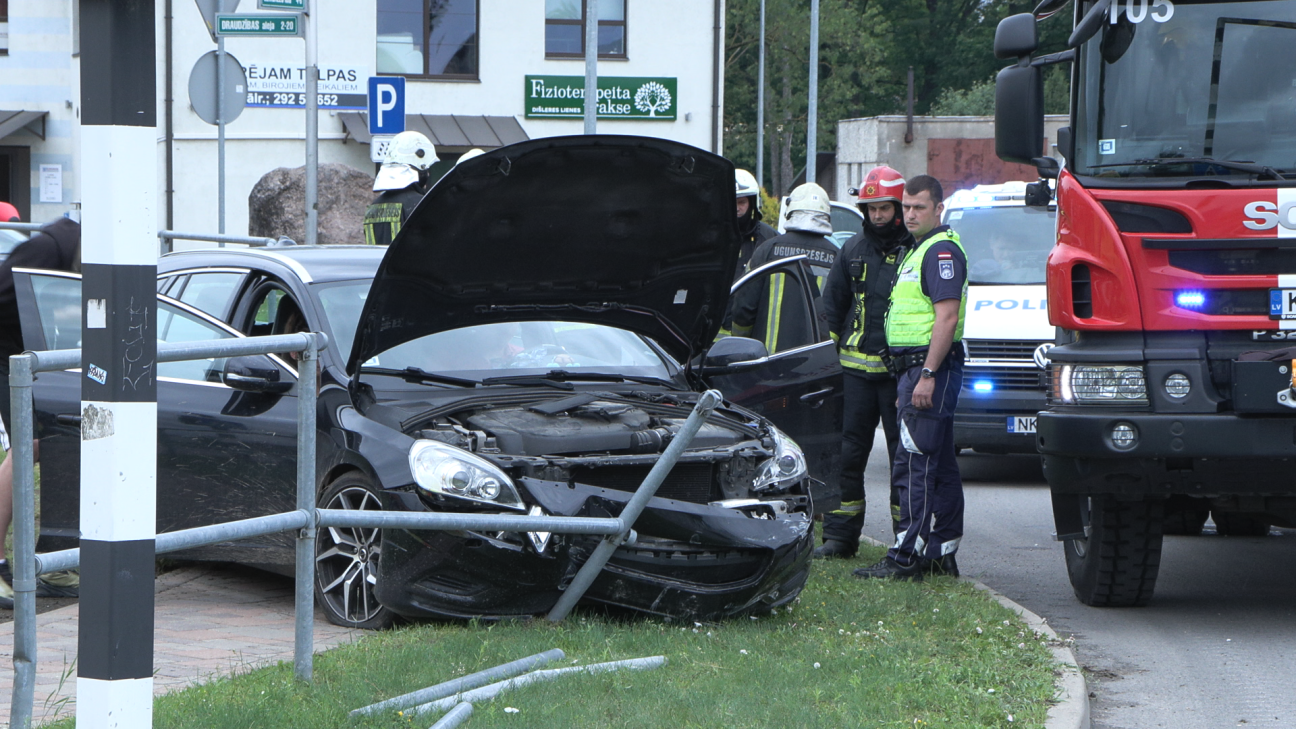 Avārija Jēkabpils rotācijas aplī – šoferim radušās veselības problēmas