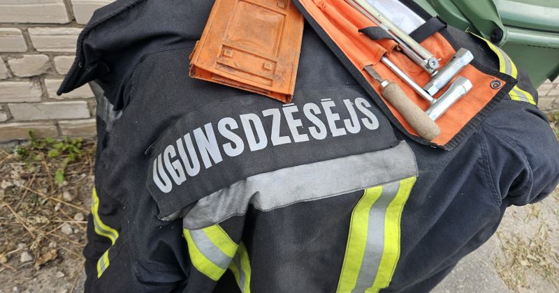 Glābēji Aizkrauklē pēdējā brīdī aptur auto no ieslīdē&scaron;anas Daugavā 