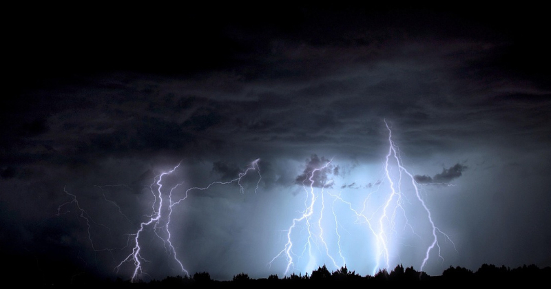 Darba nedēļu noslēgs ekstremāli stipras lietusgāzes un krusa