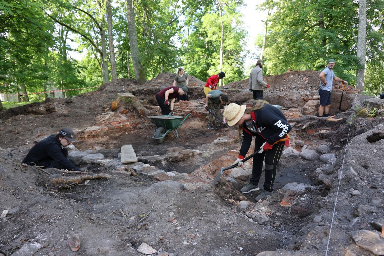 Studenti pēta Zasas muižas pagātni: atrasti krāsns podiņi un flīzes