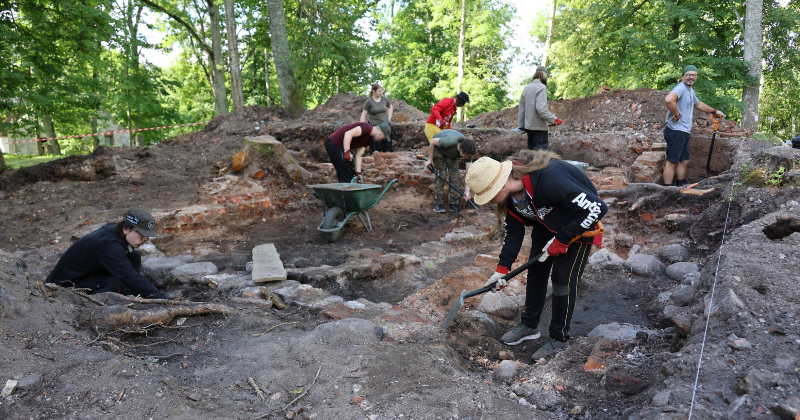Studenti pēta Zasas muižas pagātni: atrasti krāsns podiņi un flīzes