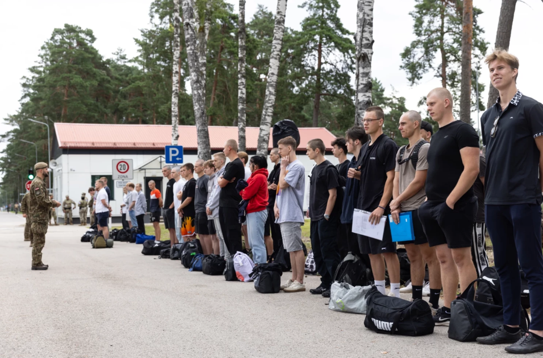 Valsts aizsardzības dienestu šovasar sāks 757 jaunieši, tostarp 24 meitenes