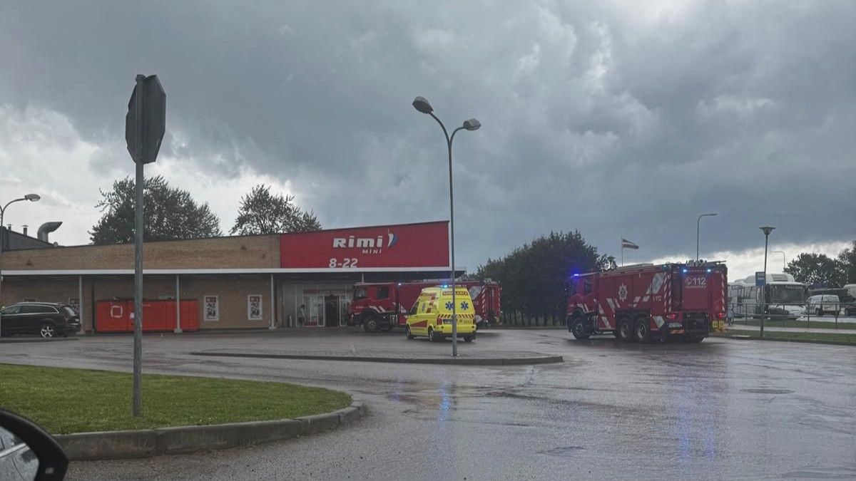 Negaisa laikā evakuē cilvēkus no “Rimi” veikala Jēkabpilī 