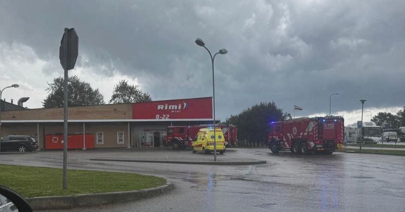 Negaisa laikā evakuē cilvēkus no &ldquo;Rimi&rdquo; veikala Jēkabpilī 