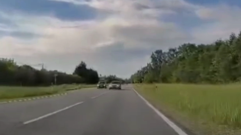 Vadītājs uz Līvānu šosejas veic bīstamu manevru