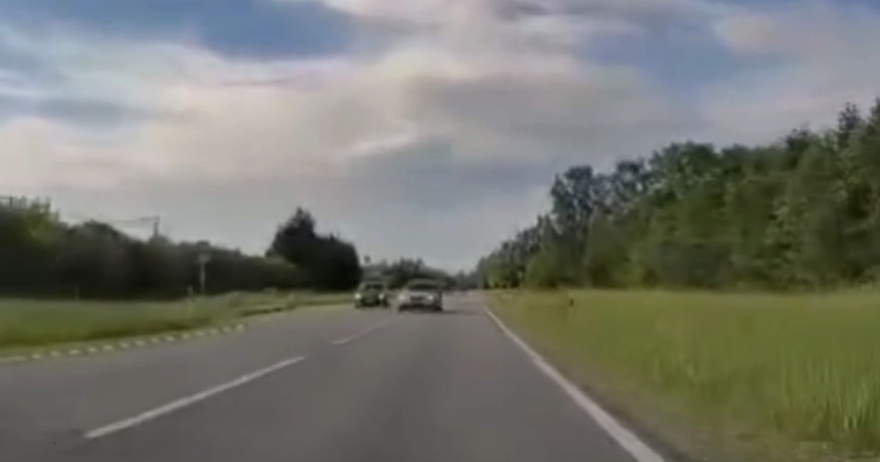 Vadītājs uz Līvānu &scaron;osejas veic bīstamu manevru