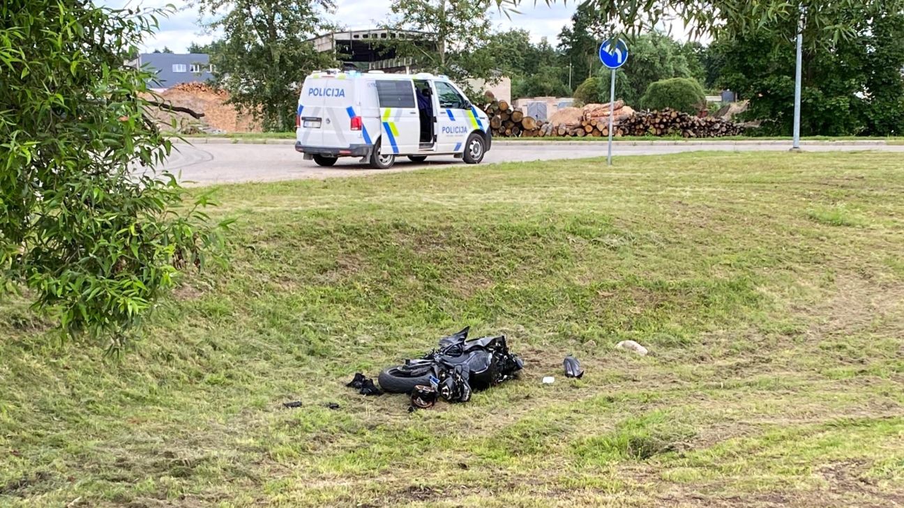 Jēkabpilī apgāžas motociklists – aculiecinieki vaino kādas smagās automašīnas vadītāju 