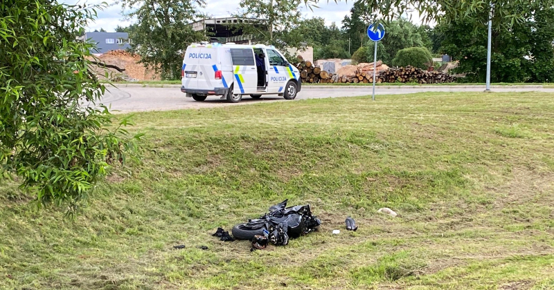 Jēkabpilī apgāžas motociklists &ndash; aculiecinieki vaino kādas smagās automa&scaron;īnas vadītāju 