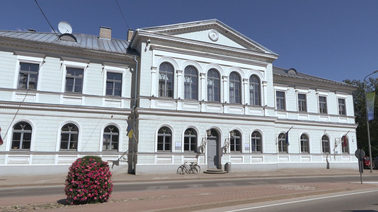 Jēkabpils novada domē veido jaunus amatus  – ietaupījums vai ērts krēsls savējiem?