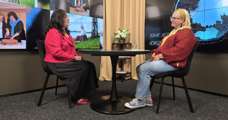 &ldquo;Tepat aiz horizonta&rdquo;: Maijas Kulakovas stāsts par saknēm, tērpiem un brāli