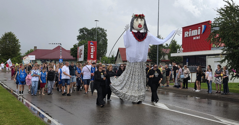 Pilsētas svētku gājiena krā&scaron;ņākais dalībnieks &ndash; Līvānu amatierteātris 