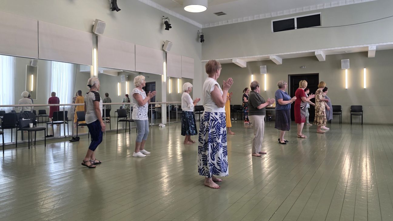 Jēkabpils novadā seniori veselību stiprina ar deju un kustību terapiju