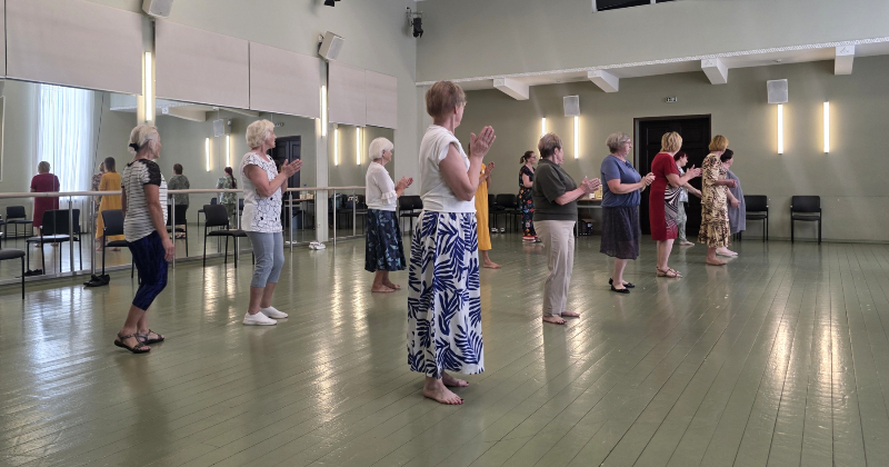 Jēkabpils novadā seniori veselību stiprina ar deju un kustību terapiju