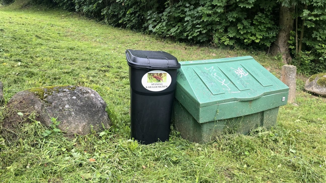 Jēkabpilī izvietoti atkritumu konteineri Spānijas kailgliemežu utilizācijai