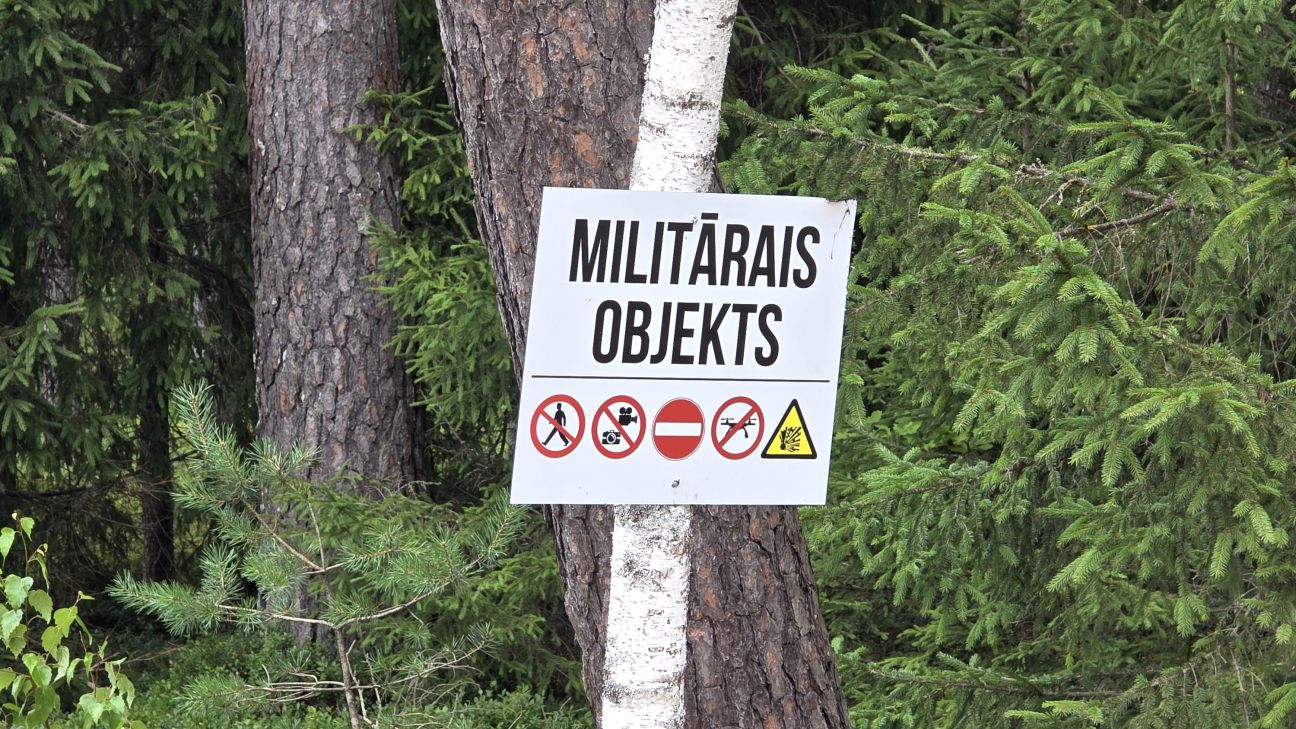 Militārā poligona ierobežojumu dēļ Sēlijas mežos aizliedz sēņu un ogu lasīšanu