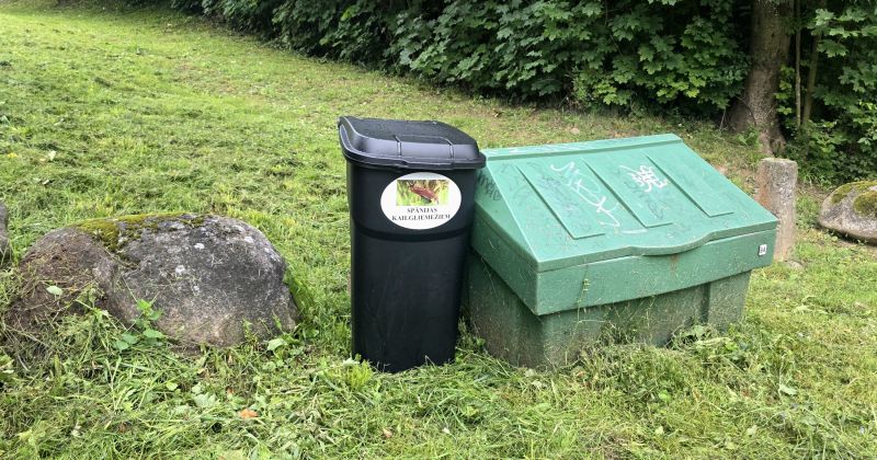 Jēkabpilī izvietoti atkritumu konteineri Spānijas kailgliemežu utilizācijai
