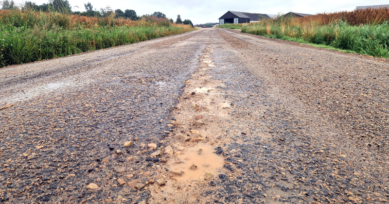 Nepilnu gadu pēc remonta autoceļa segums &ndash; izdrupis un ar bedrēm
