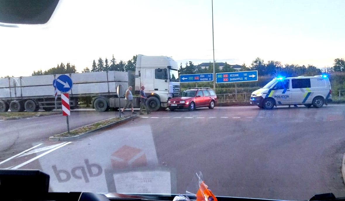 Jēkabpilī ceļu nesadala kravas auto un vieglā automašīna