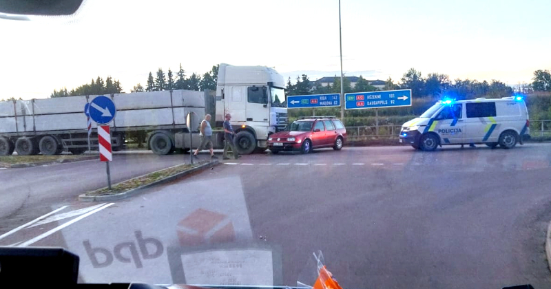 Jēkabpilī ceļu nesadala kravas auto un vieglā automa&scaron;īna