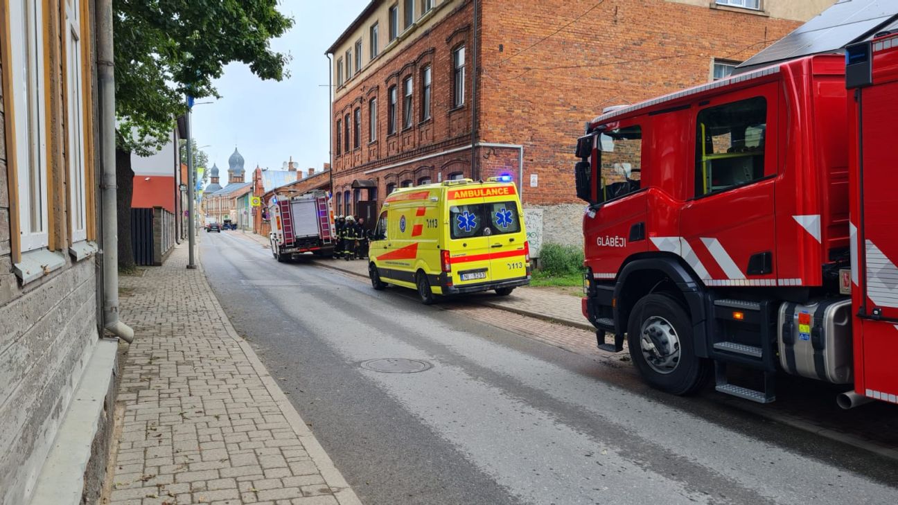 Ugunsdzēsēji glābēji Jēkabpilī novērš gāzes noplūdi 