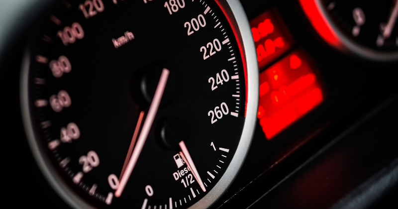 Neievērojot distanci, izraisa trīs auto sadursmi