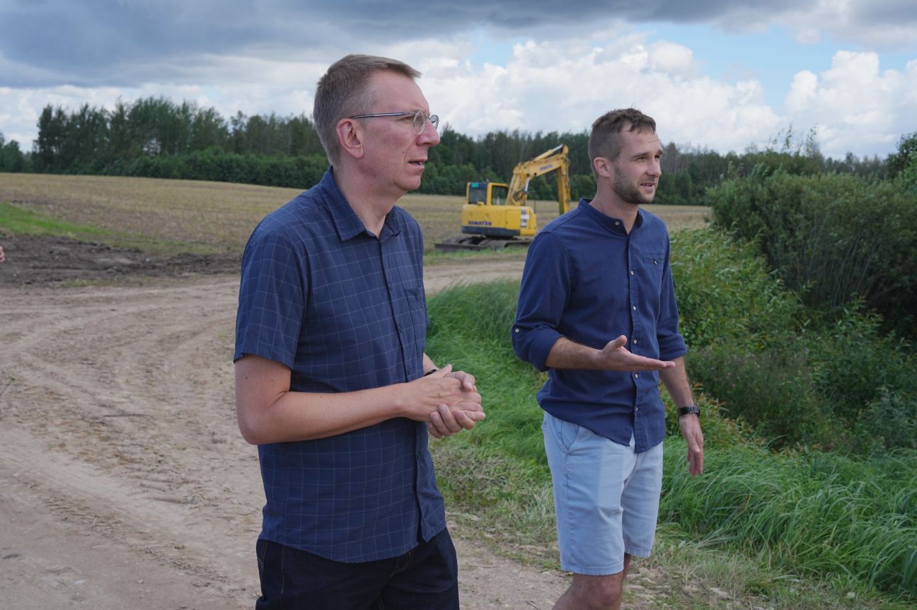 Prezidents apmeklē lietus skartās zemnieku saimniecības, arī 