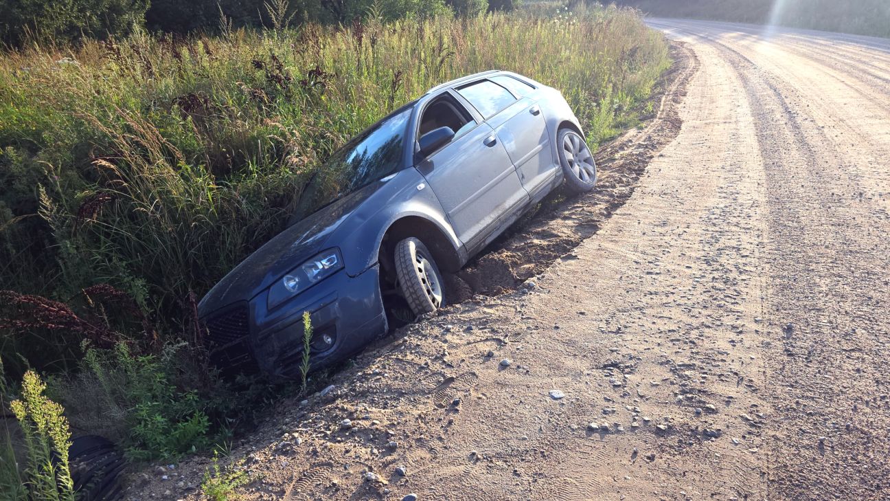 Vienā vakarā grāvī iebrauc trīs transportlīdzekļi
